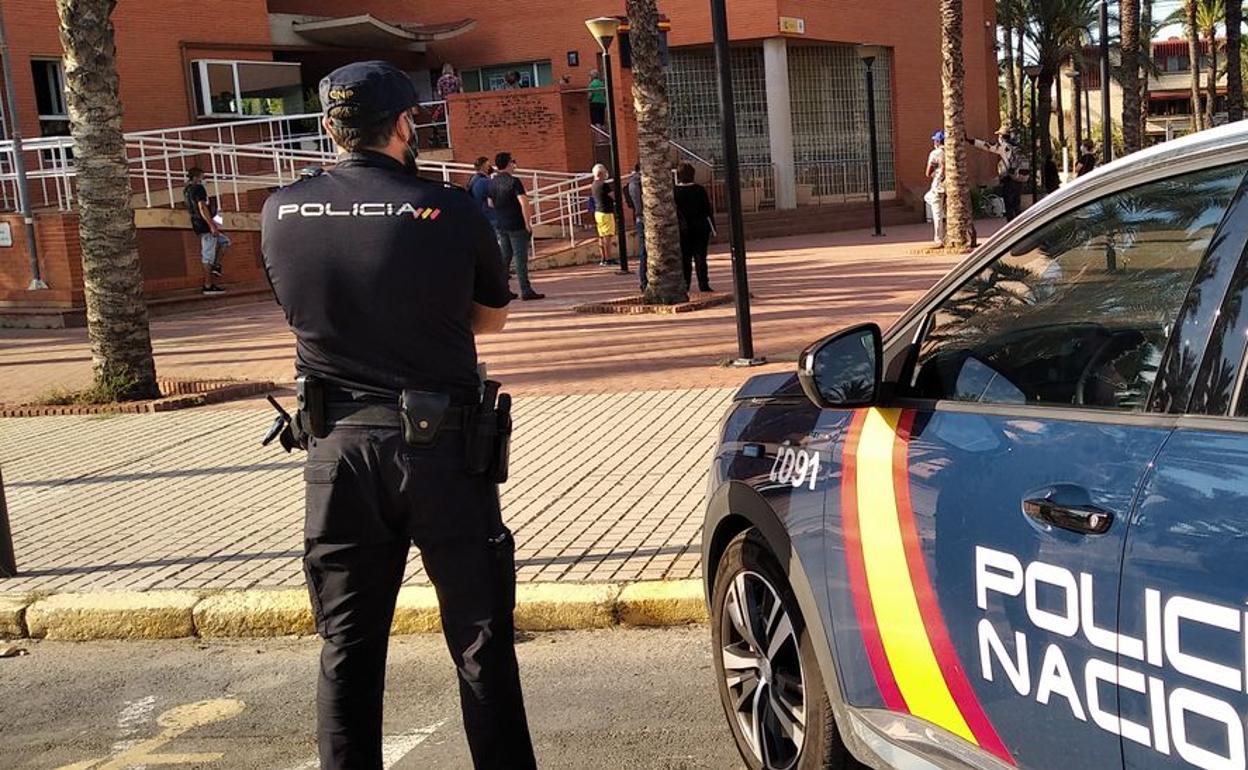 Los hombres, de nacionalidad española y de 24 y 34 años, fueron identificados y detenidos por los agentes.