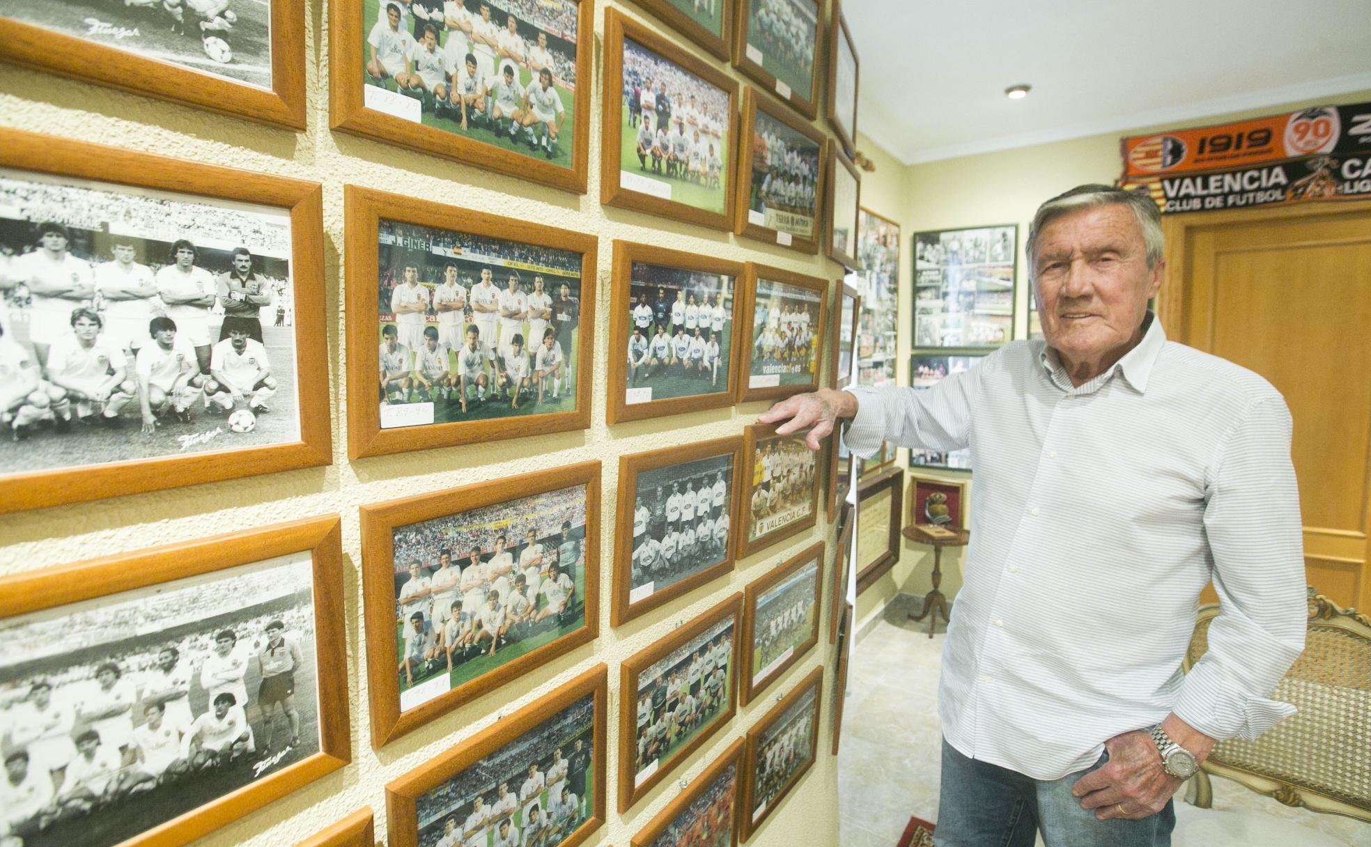 Roberto Gil, en uno de los rincones de su casa de Paterna dedicados al club de su vida, el Valencia CF. 