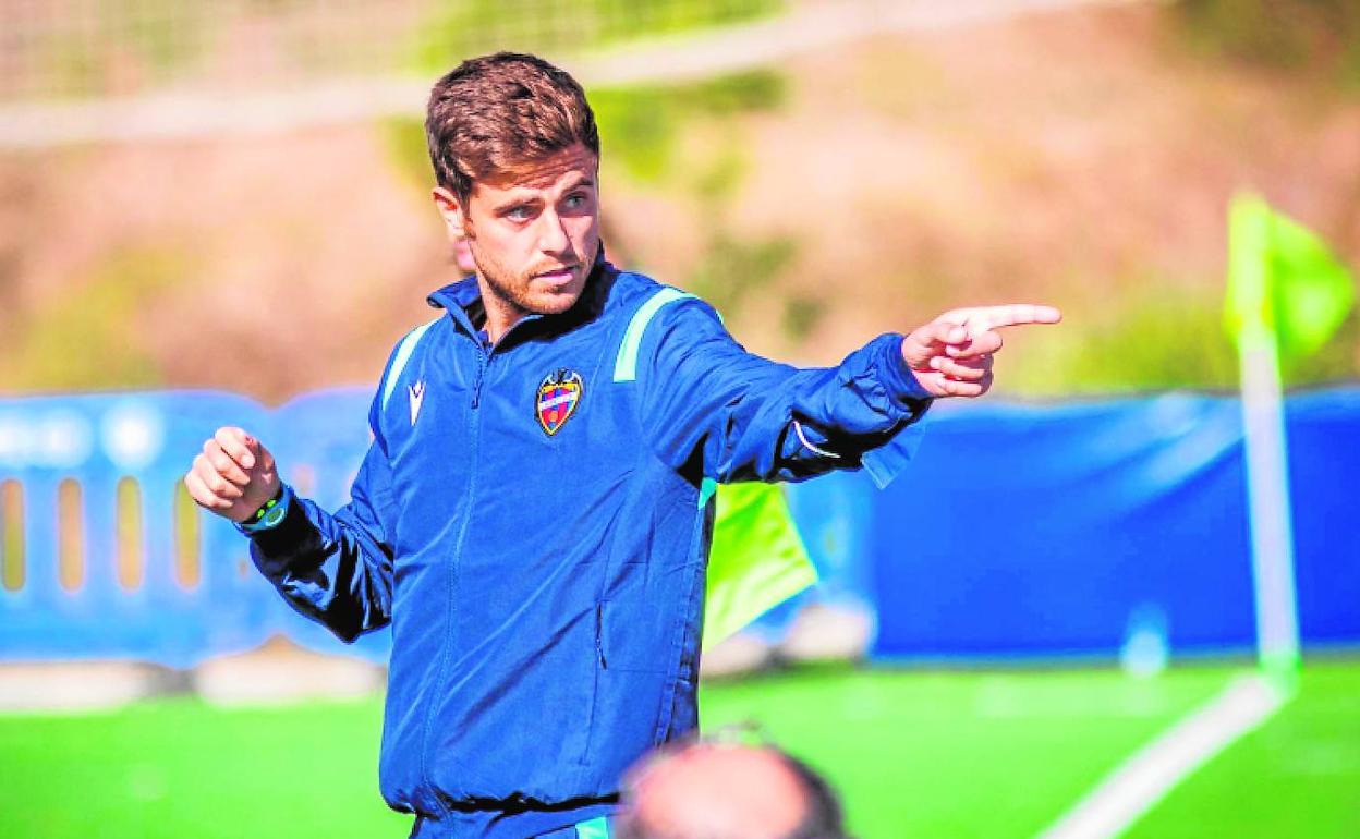 Alessio Lisci da indicaciones a sus futbolistas durante un entrenamiento.