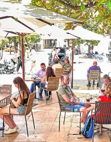 Imagen secundaria 2 - La plaza de la Virgen de Valencia y las terrazas de los restaurantes, llenas de turistas.