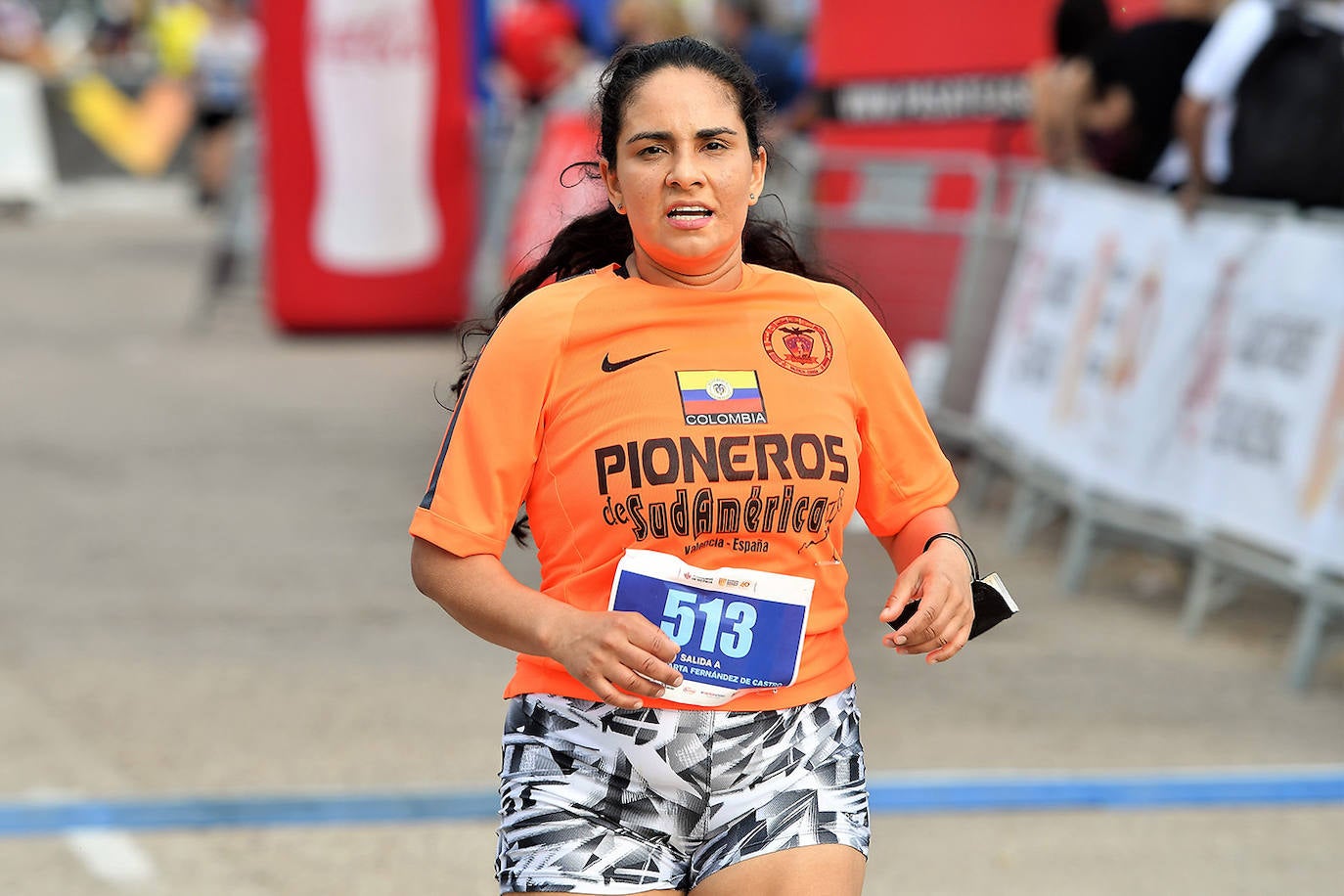 Las calles de Valencia se han llenado de corredores con la tercera edición de la carrera Marta Fernández de Castro, que ha reunido a 1.400 participantes. 