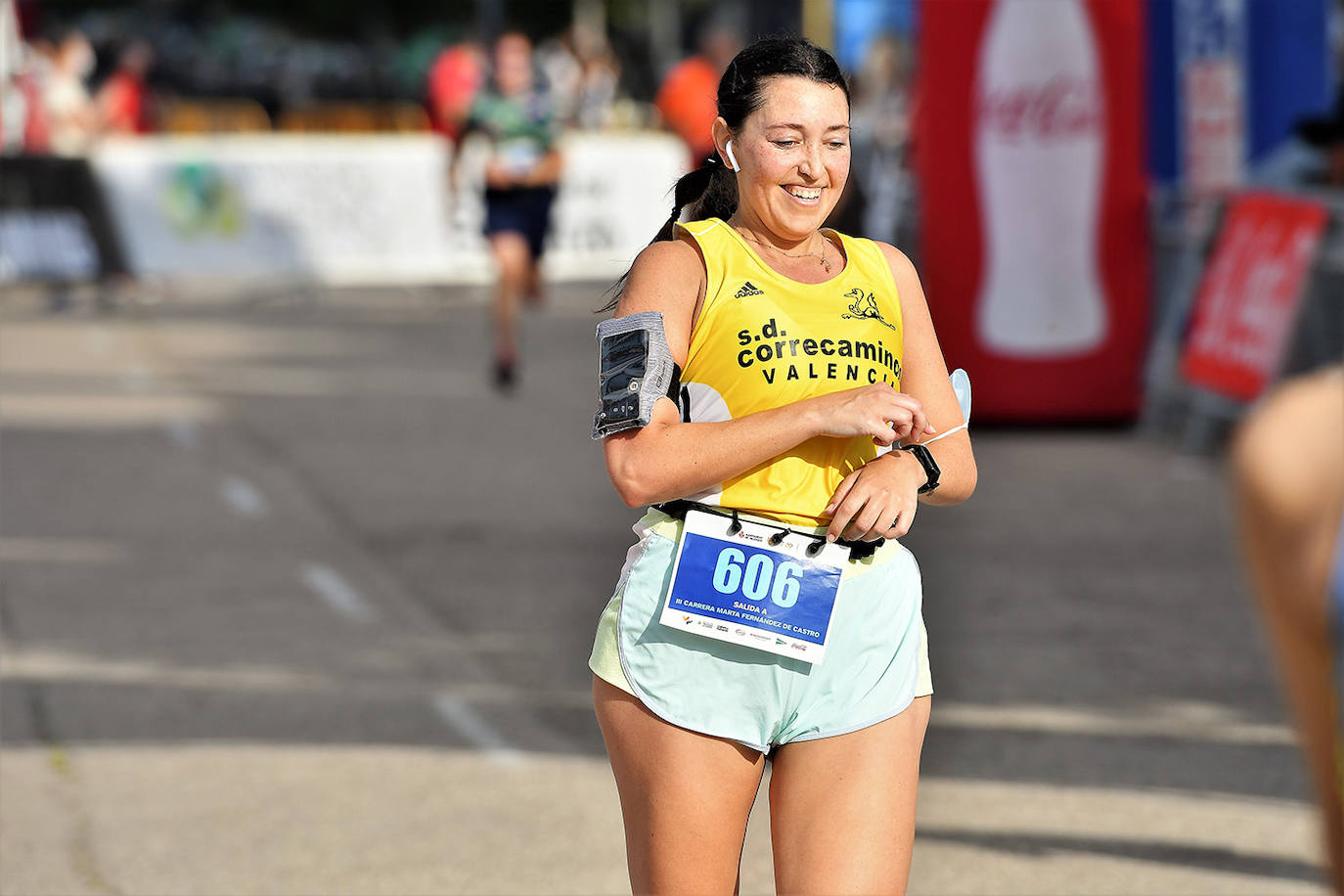 Las calles de Valencia se han llenado de corredores con la tercera edición de la carrera Marta Fernández de Castro, que ha reunido a 1.400 participantes. 