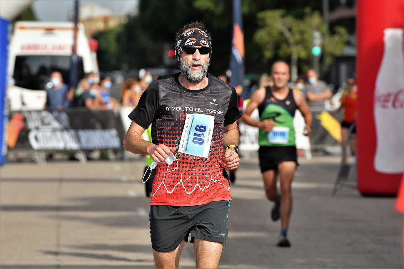 Las calles de Valencia se han llenado de corredores con la tercera edición de la carrera Marta Fernández de Castro, que ha reunido a 1.400 participantes. 