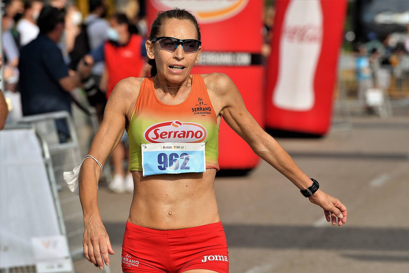 Las calles de Valencia se han llenado de corredores con la tercera edición de la carrera Marta Fernández de Castro, que ha reunido a 1.400 participantes. 