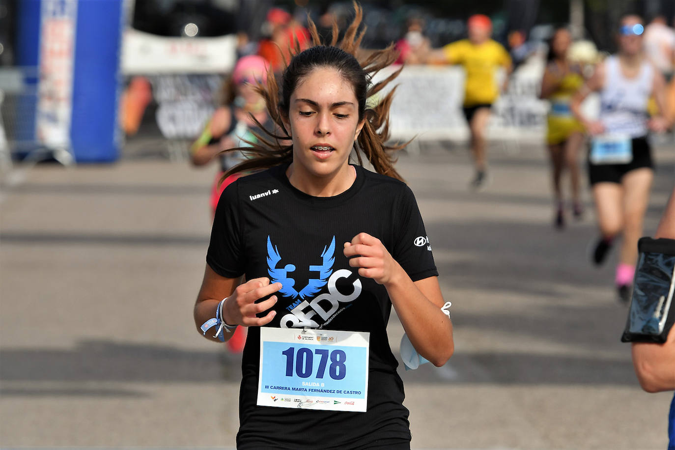 Las calles de Valencia se han llenado de corredores con la tercera edición de la carrera Marta Fernández de Castro, que ha reunido a 1.400 participantes. 