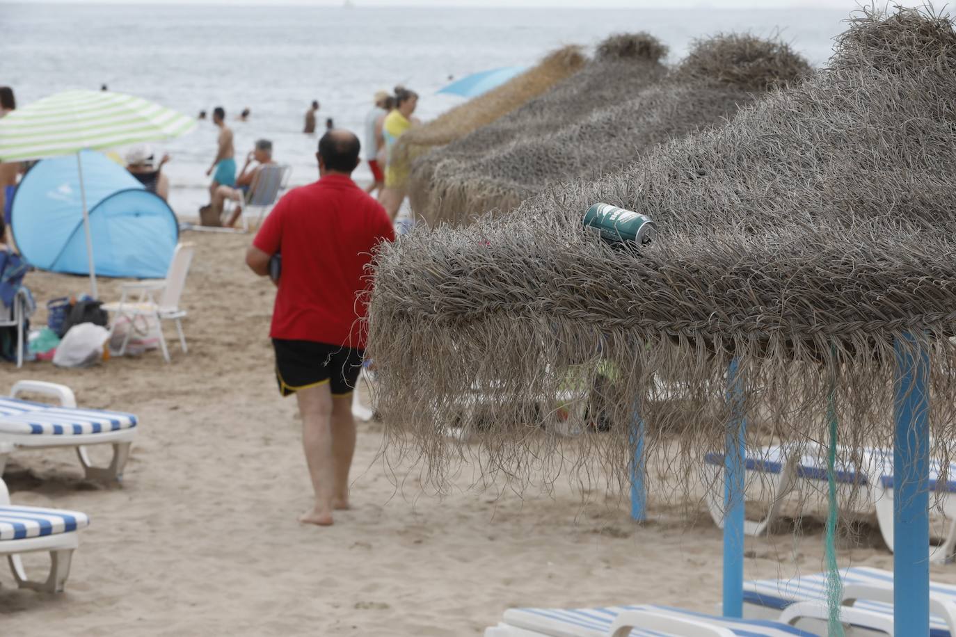 Dos noches han bastado para que los botellones y las fiestas en la playa de Valencia arrasen en el primer fin de semana sin toque de queda. 