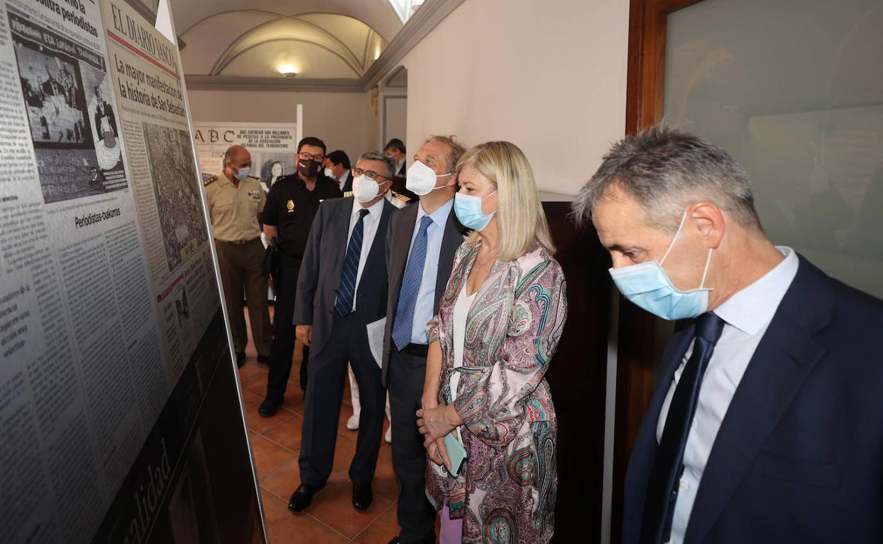 Tomás Caballero, la consellera Gabriela Bravo, el presidente de Vocento, Ignacio Ybarra, y el presidente de Federico Domenech, Gonzalo Zarranz, ante uno de los paneles de la exposición 'El terror a portada. 60 años del terrorismo en España'.