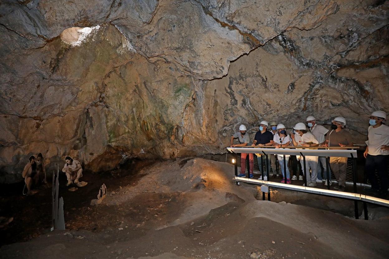 Mazón y Parra, junto a otras autoridades, en el interior de la Cova de l'Or de Beniarrés. LP