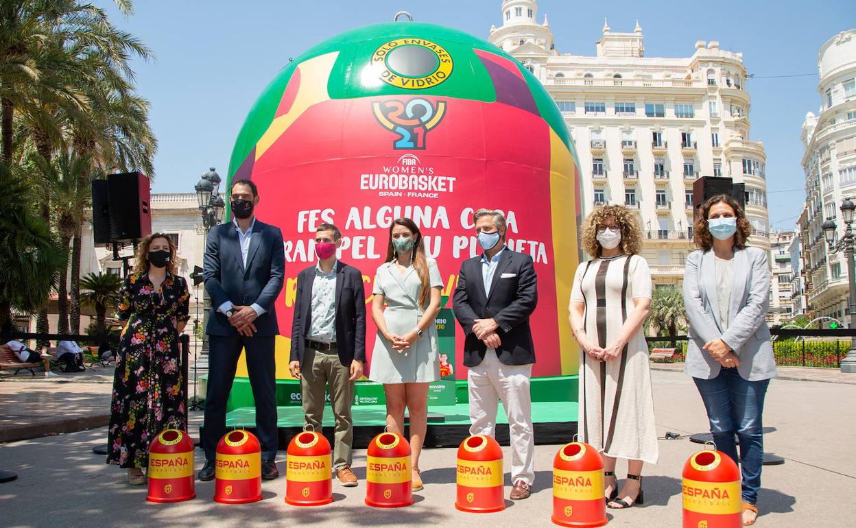 De izquierda a derecha. Pilar Bernabé, concejala delegada de Deportes del Ayuntamiento de Valencia ; Jorge Garbajosa, presidente de la FEB (Federación Española de Baloncesto); Sergi Campillo, vicealcalde y concejal de Ecología Urbana del Ayuntamiento de Valencia; Mireia Mollà, consellera de Agricultura, Desarrollo Rural, Emergencia Climática y Transición Ecológica; Borja Martiarena, director de marketing de Ecovidrio; Sara Sorribes, artesana y diseñadora de vidrio, de Vidrio Sorribes y Paula Tuzón, secretaria autonómica de Emergencia Climática y Transición Ecológica de la Generalitat Valenciana.