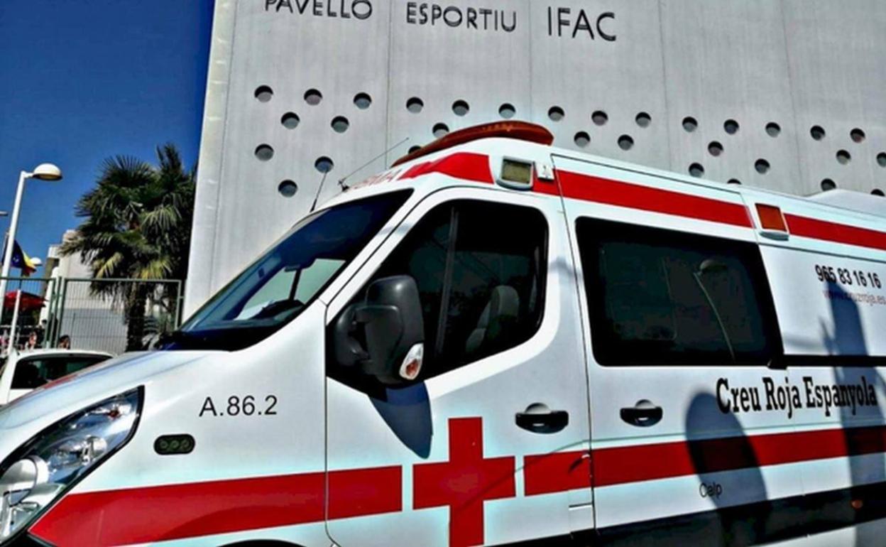 Una ambulancia ante el pabellón deportivo calpino. 