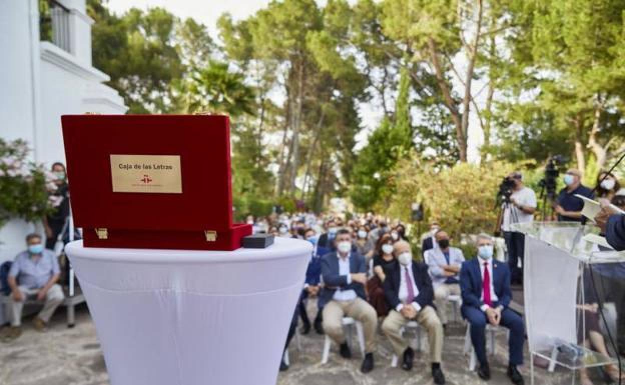 El acto de entrega del legado de Brines, en Elca, la casa familiar de Brines en Oliva. 