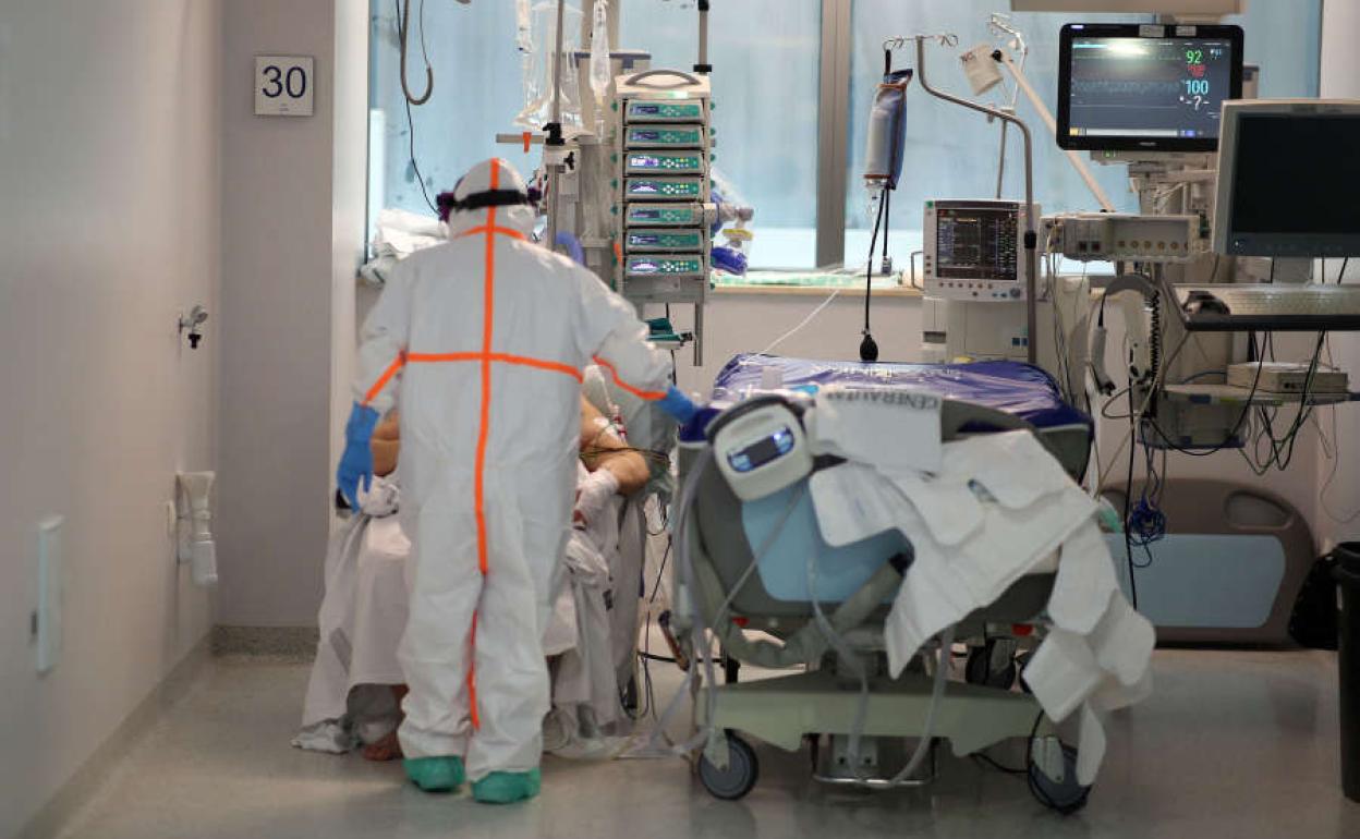 Atención sanitaria en un hospital valenciano durante la pandemia.