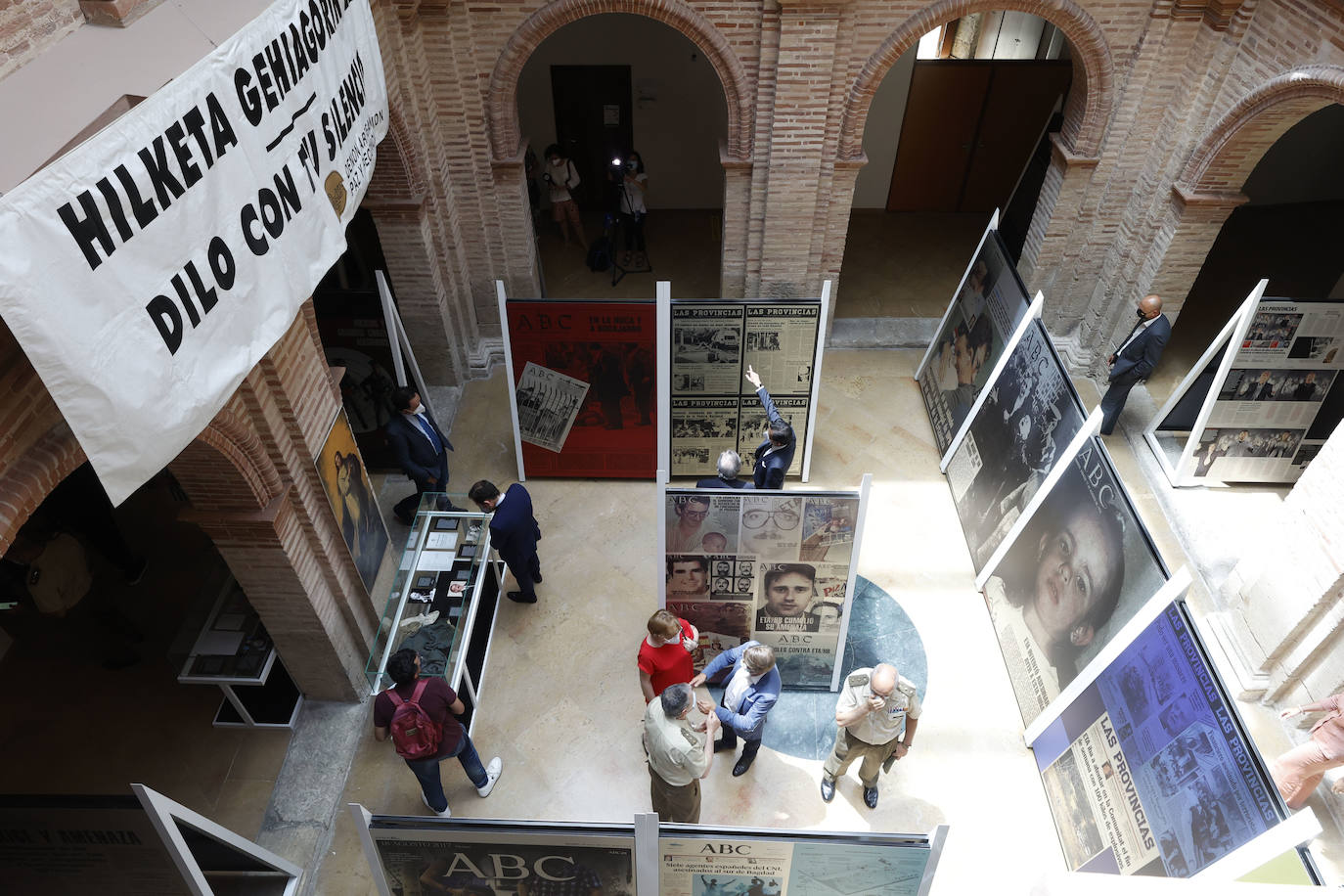 Valencia es ya sede para el recuerdo de 60 años de azote del terrorismo en toda España a través de la mirada de la prensa. La muestra se puede visitar en la sede de San Carlos de la Universidad Católica de Valencia.