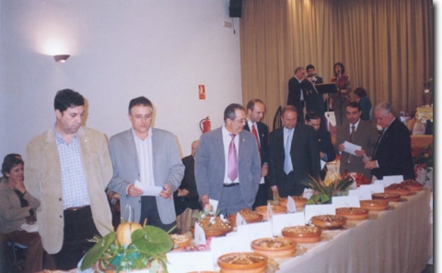 Foto de archivo del Concurso de Llanera de Llanes en la que el jurado valora los postres. 