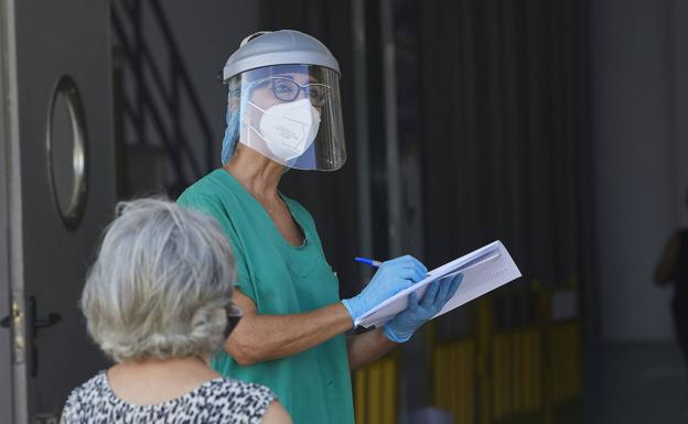 Los contagios en la Comunitat bajan a 136 y los ingresos a 105 