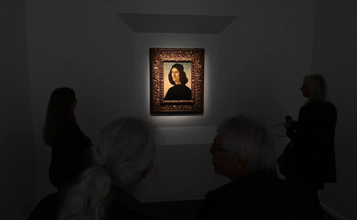 El 'Retrato de Michele Marullo Tarcaniota', de Sandro Botticelli, cuando se exhibió en Londres en octubre de 2019. 