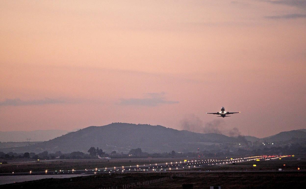 Un avión despega en el aeropuerto de Valencia. 