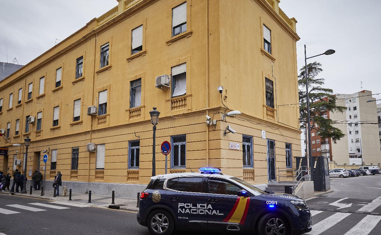 Un coche de la Policía Nacional en la entrada del complejo de Zapadores. 