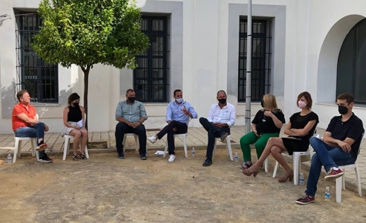 El alcalde de Benissa y varios concejales durante la comparecencia de ayer. 