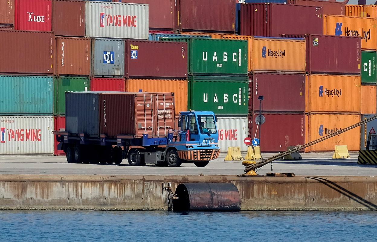 Contenedores en una terminal del puerto de Valencia. reuters