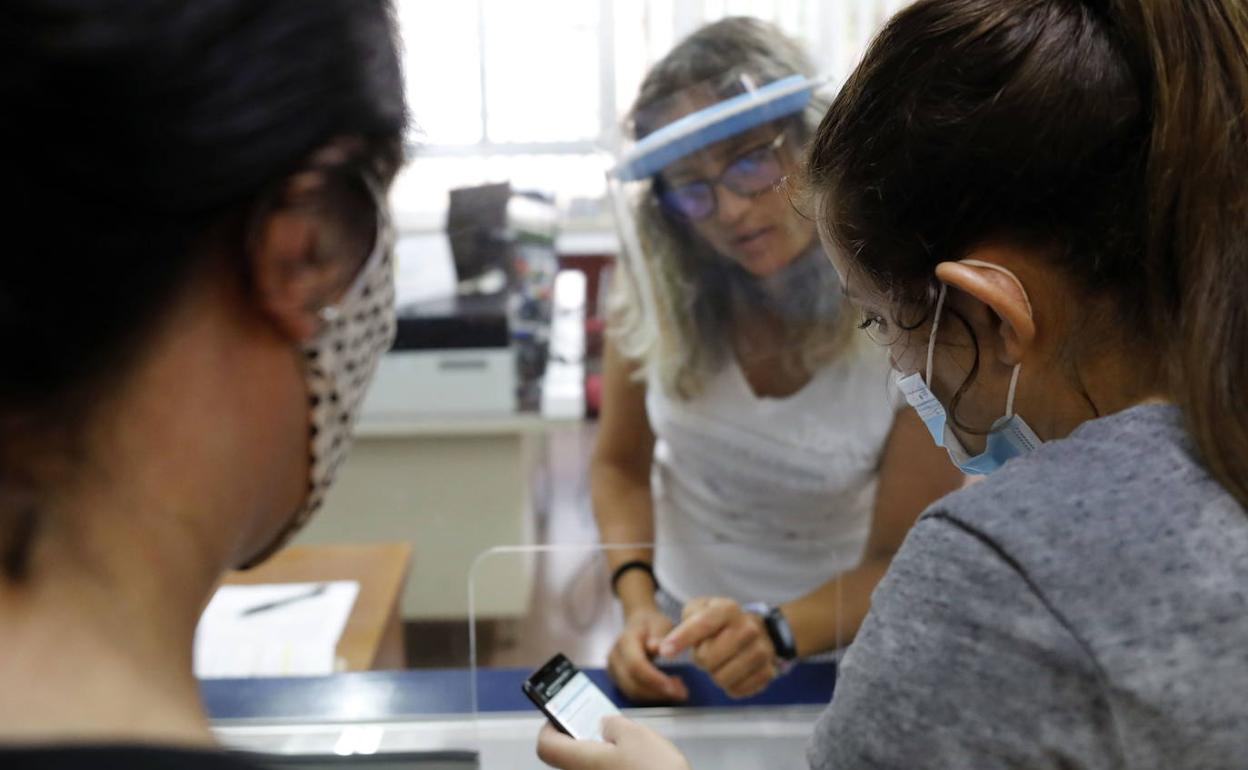 Atención presencial de cara a la matriculación en el Ceip Miguel Hernández de Valencia, el curso pasado. 