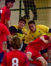 Imagen secundaria 2 - Los jugadores celebran el triunfo, mantean al portero, Borja, y los porteros tras haber ganado. 