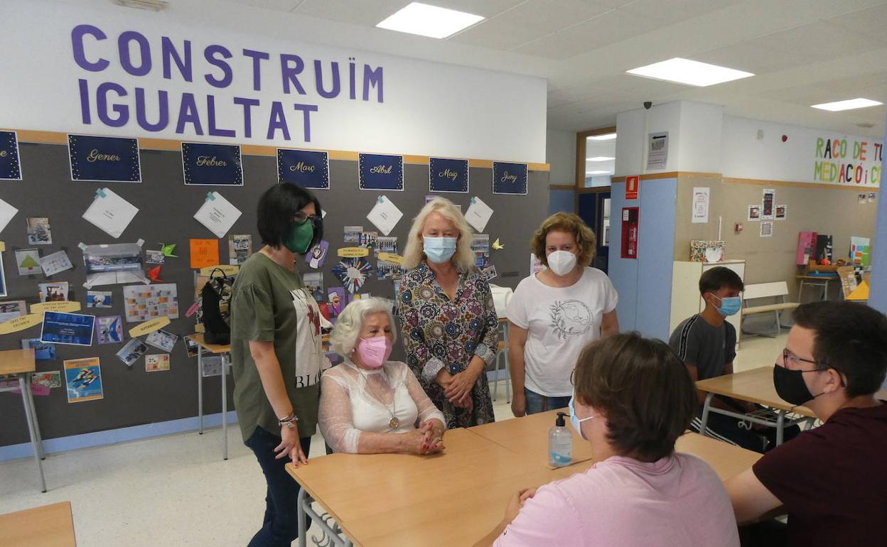 Jóvenes y mayores se conocen en persona tras varios meses.