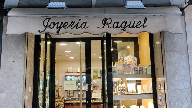 Alfredo Lacomba es el dueño de la joyería Raquel, abierta hace 24 años en el barrio de Albors. Es de los pocos negocios que aún tiene un taller de reparación propio, lo que ha sido un punto a su favor en los últimos años. Otra ventaja para su negocio ha sido la posición en una zona muy concurrida en la que, según explica, “siempre ha habido bofetadas por los bajos” en la calle Rodríguez de Cepeda.