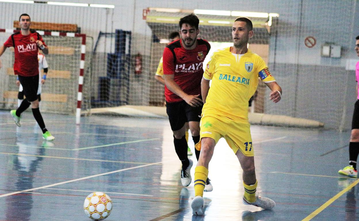 Curro golpeando la pelota con el exterior del pie. 