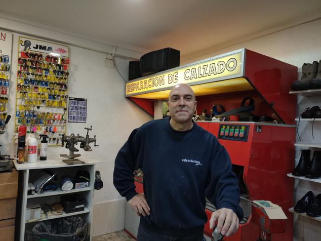 Miguel Ángel Prieto es la cuarta generación de una familia de zapateros, y el dueño de la zapatería Calçat i Claus, situada en el barrio de Albors. Tras 33 años en la zona, ha observado que la limpieza de las calles ha mejorado, pero que aún hace falta mayor concienciación de los dueños de las mascotas. “Las calles requieren más limpieza”, declara.