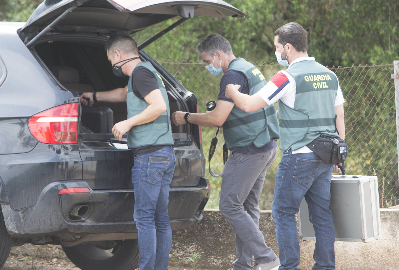 Los investigadores han trasladado al sospechoso a la parcela y han inspeccionado el terreno con perros adiestrados y un georradar en la búsqueda de restos cadavéricos, que finalmente han encontrado en un pozo dentro de la finca familiar del detenido.