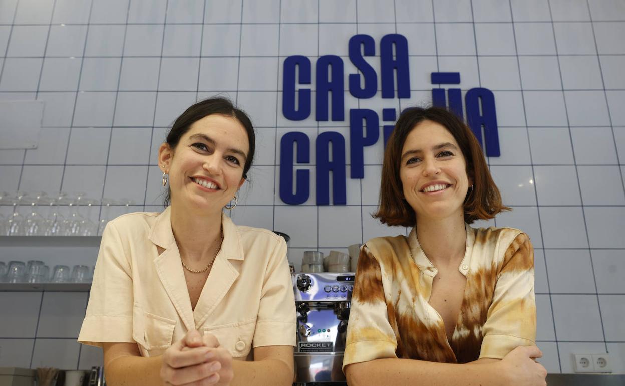 Laura y Marta Benito atienden tras la barra de Casa Capicúa