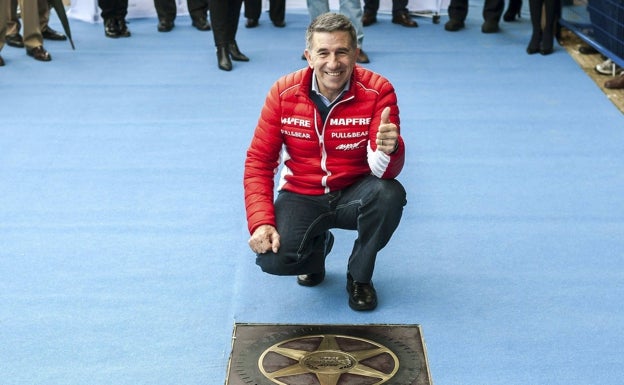 Aspar, junto a su placa en el paseo de la fama de la ciudad andaluza de Jerez. 