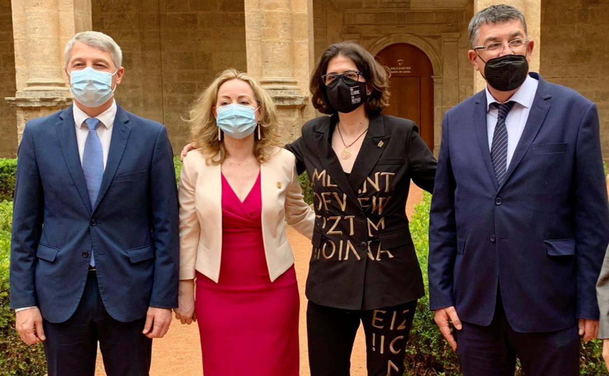 Tasa y Gregori, junto al alcalde de Oliva, David González, y el presidente de Les Corts, Enric Morera. 