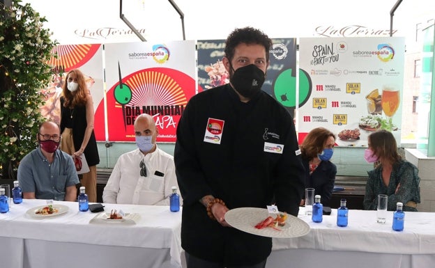 El chef José Manuel López muestra la tapa de gamba roja de Dénia que ha preparado. 