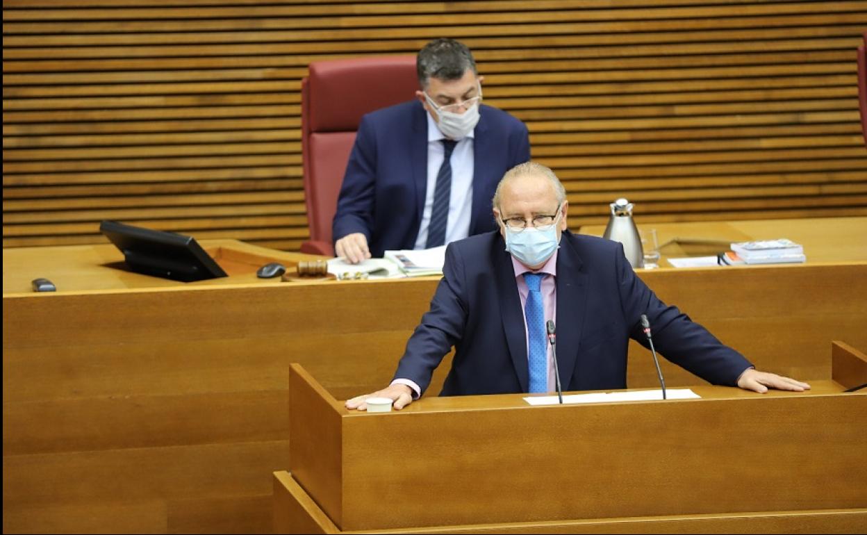 El diputado Vicente Fernández, en la tribuna de Les Corts. 