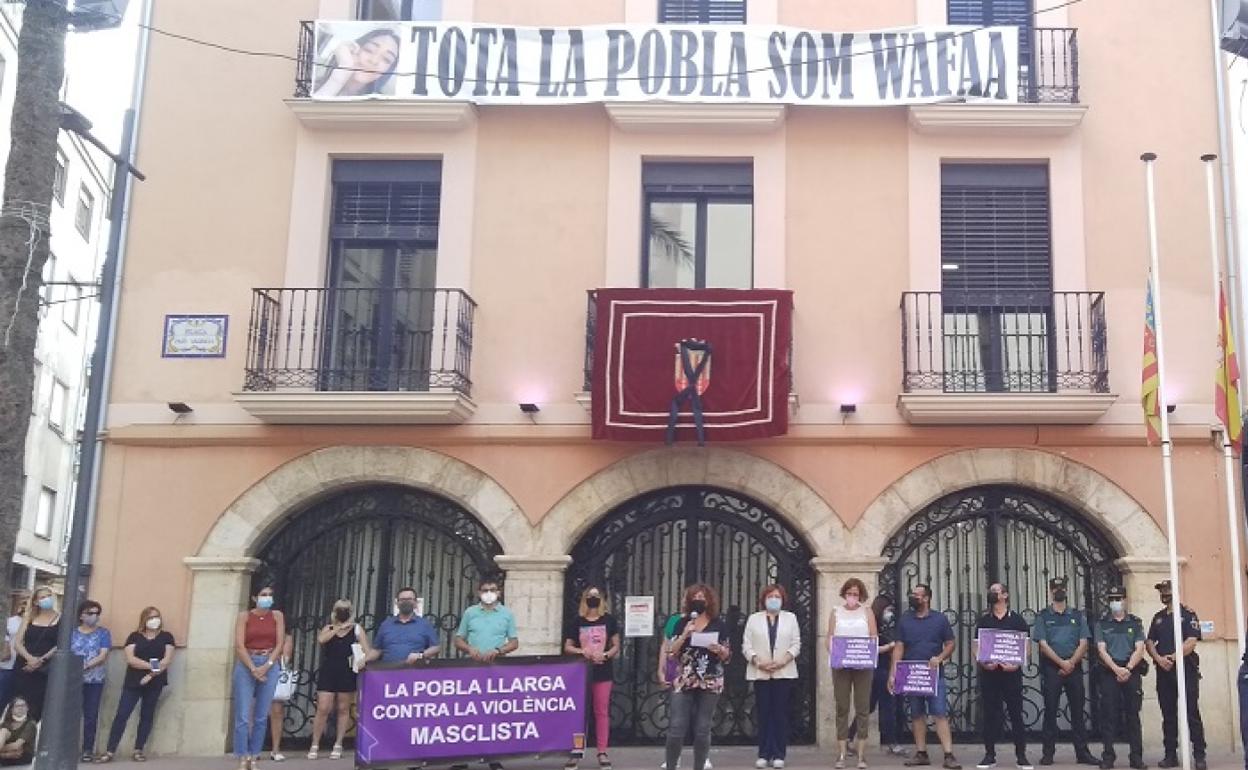 Concentración de ayer tarde a la puerta del Ayuntamiento, a la que asistió la delegada del Gobierno.