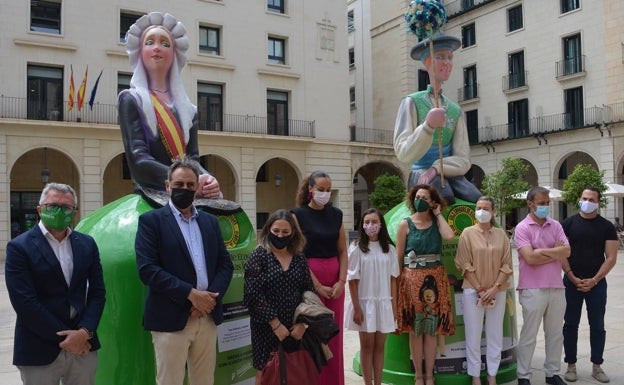 Presentación de 'La plantà de Ecovidrio con los artistas foguerers', este jueves en Alicante. 