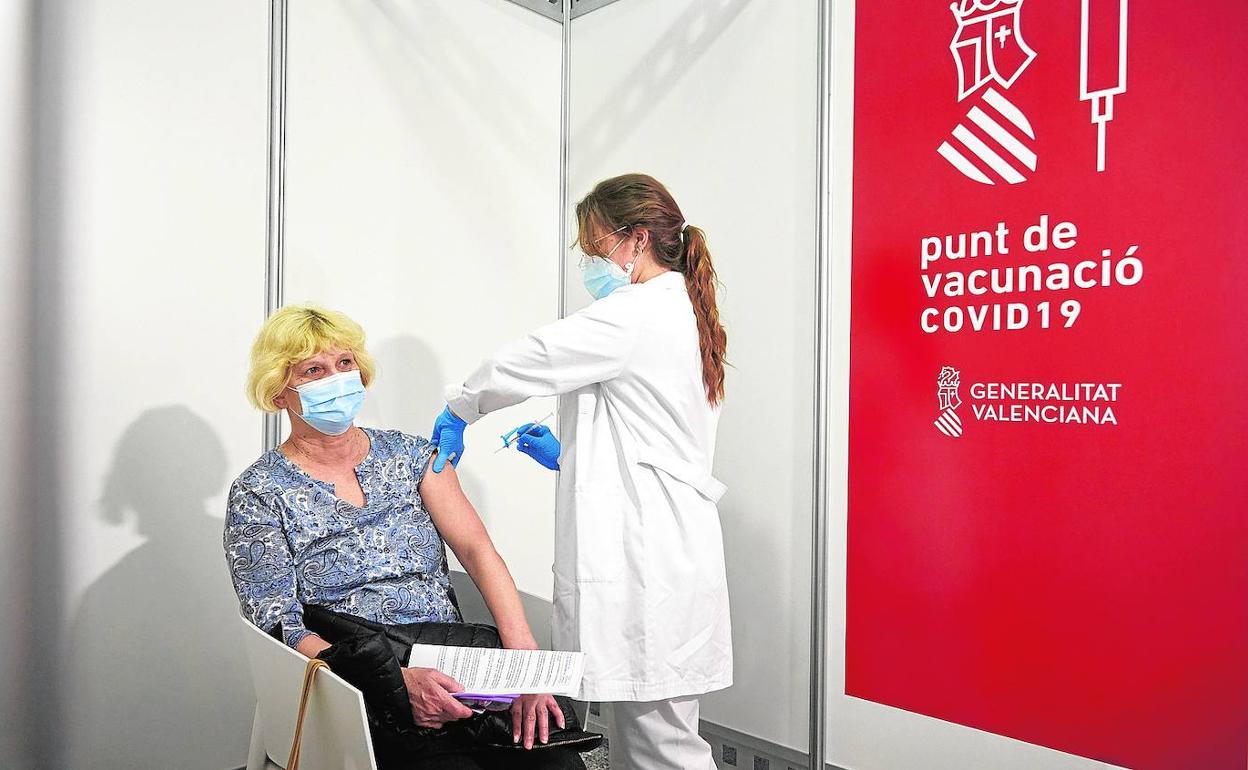 Una persona recibe una dosis de la vacuna contra el Covid-19 en el centro de inmunización de la Ciudad de las Artes y las Ciencias.
