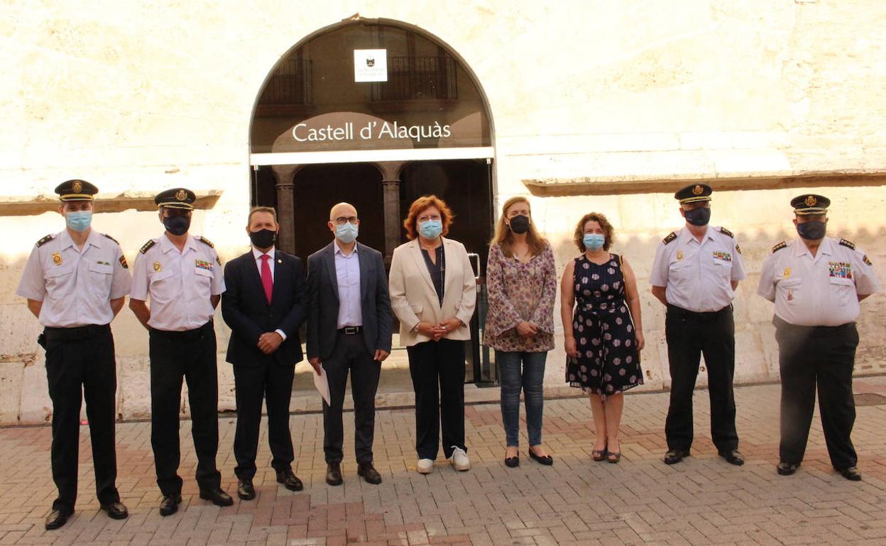 Los representantes municipales, Gloria Calero y  los mandos de la comisaría de Xirivella-Alaquàs-Aldaia.  