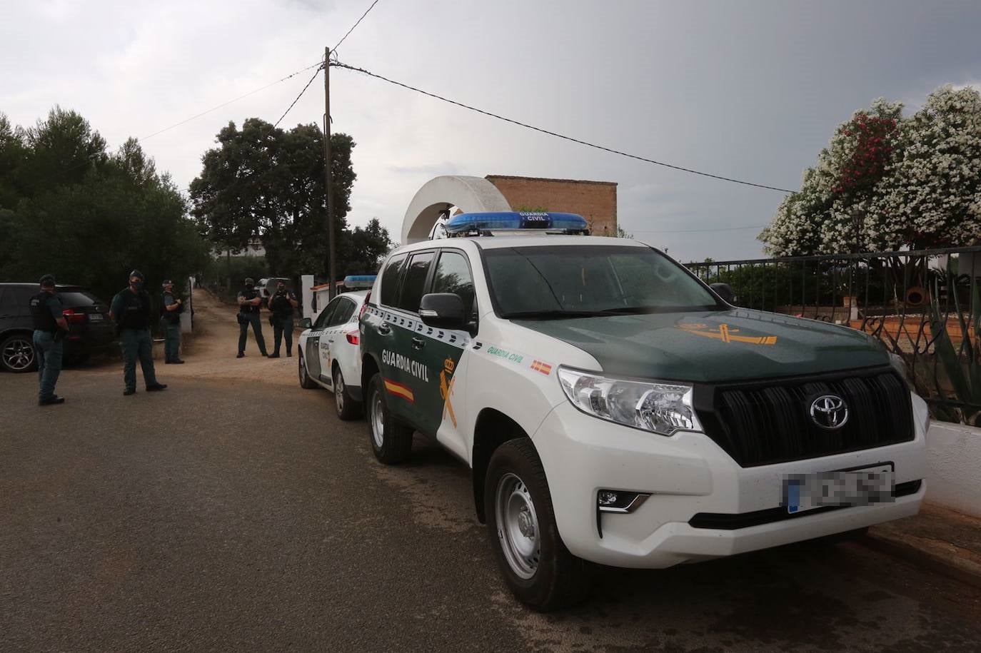 Los investigadores han trasladado al sospechoso a la parcela y han inspeccionado el terreno con perros adiestrados y un georradar en la búsqueda de restos cadavéricos, que finalmente han encontrado en un pozo dentro de la finca familiar del detenido.