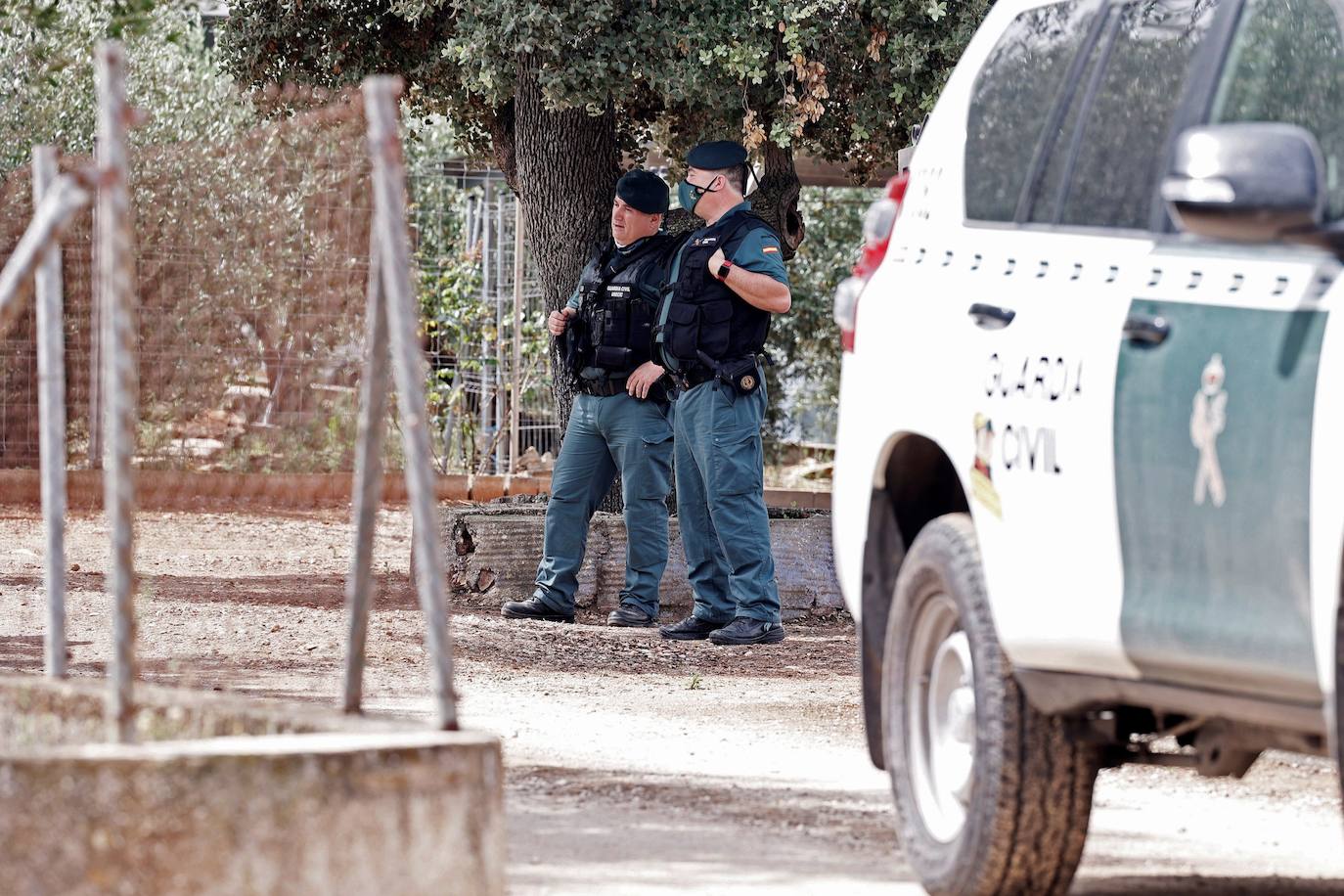 Los investigadores han trasladado al sospechoso a la parcela y han inspeccionado el terreno con perros adiestrados y un georradar en la búsqueda de restos cadavéricos, que finalmente han encontrado en un pozo dentro de la finca familiar del detenido.