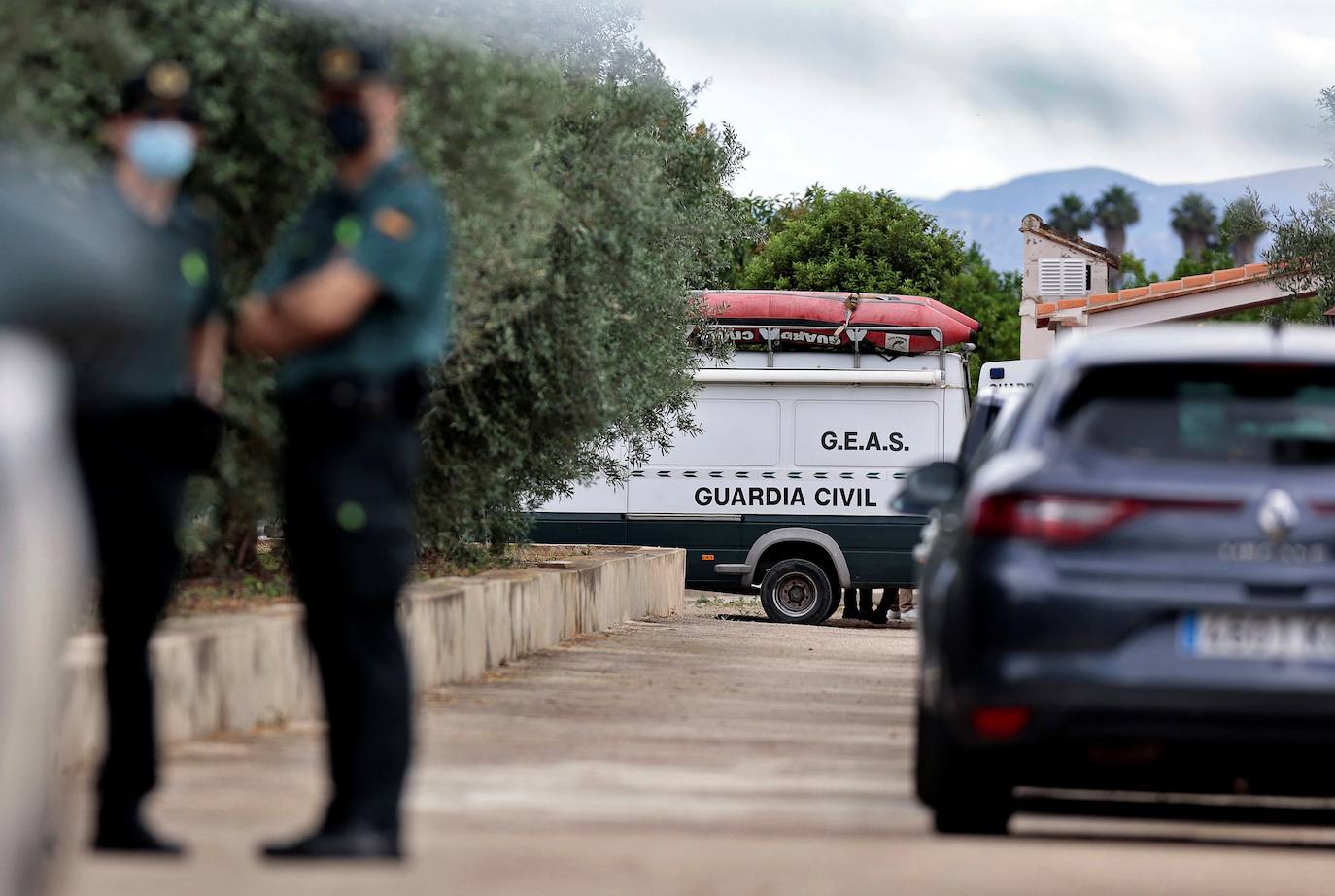 Los investigadores han trasladado al sospechoso a la parcela y han inspeccionado el terreno con perros adiestrados y un georradar en la búsqueda de restos cadavéricos, que finalmente han encontrado en un pozo dentro de la finca familiar del detenido.