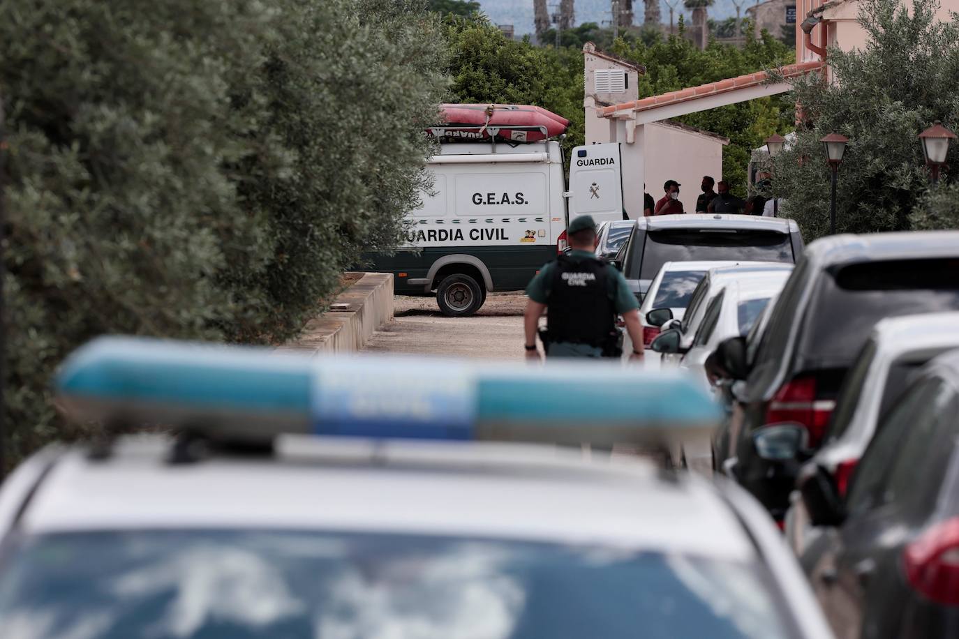 Los investigadores han trasladado al sospechoso a la parcela y han inspeccionado el terreno con perros adiestrados y un georradar en la búsqueda de restos cadavéricos, que finalmente han encontrado en un pozo dentro de la finca familiar del detenido.