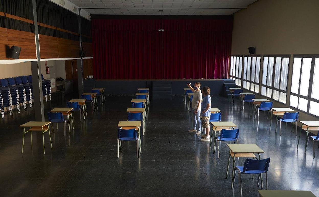 Salón de actos del colegio Pío XII de Valencia, habilitado como aula. 