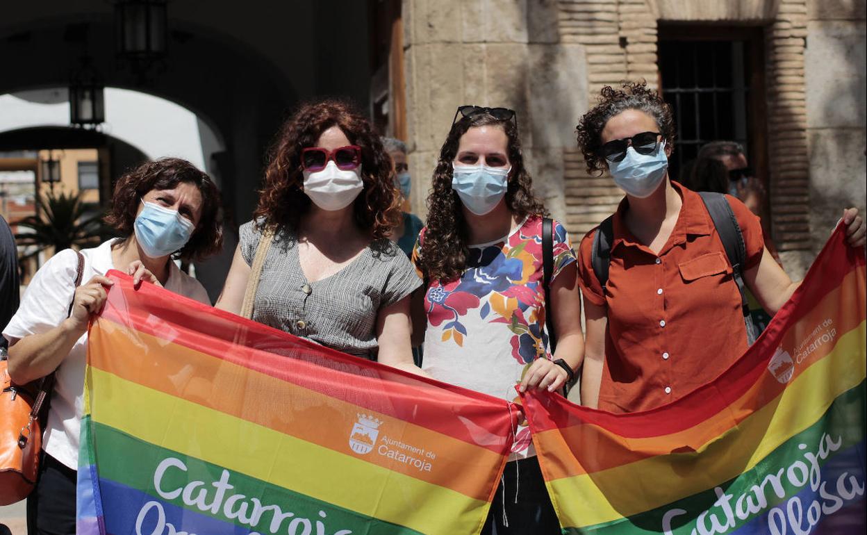 Varias personas muestran las banderas de 'Catarroja orgullosa'. 