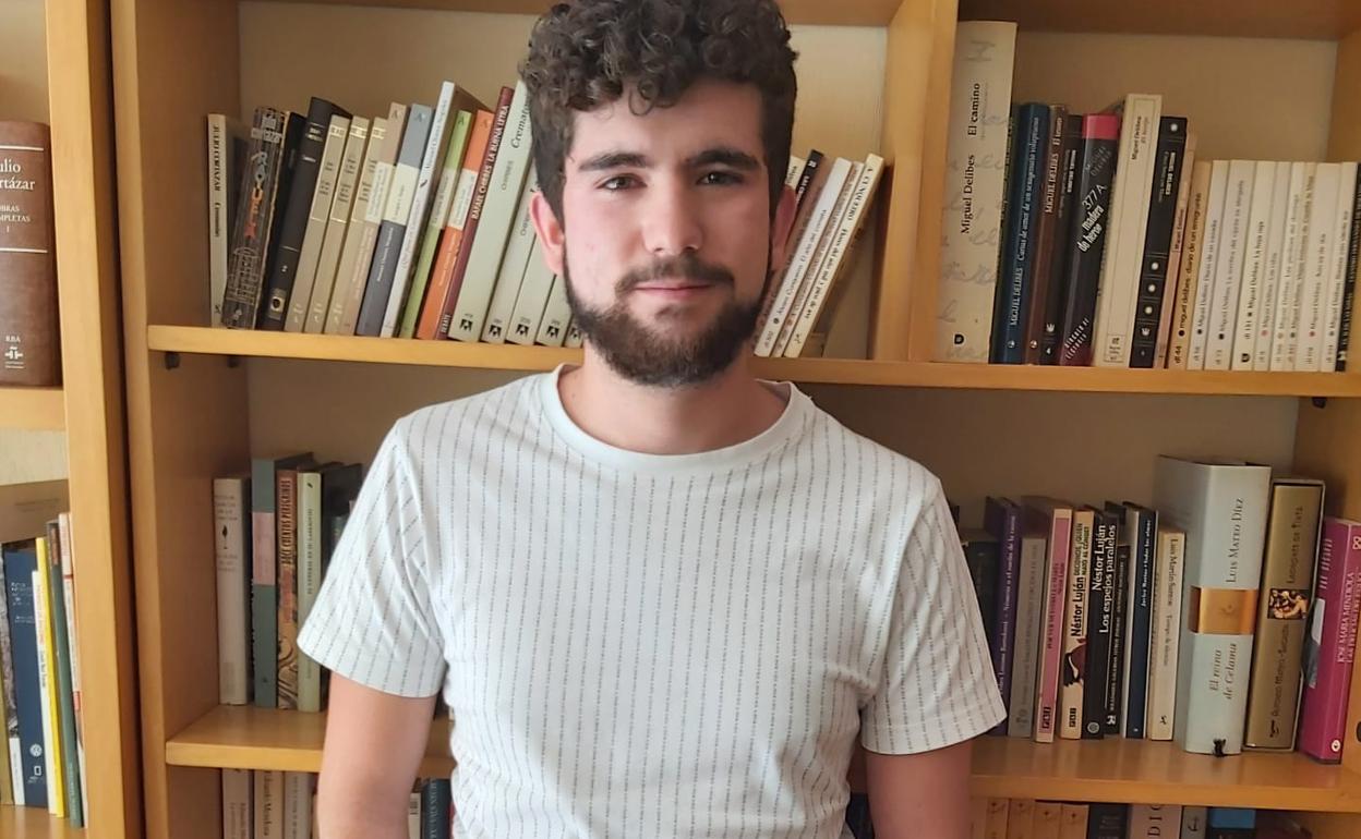El joven estudiante Josep Clar Martí, en su casa de L'Alcora. 