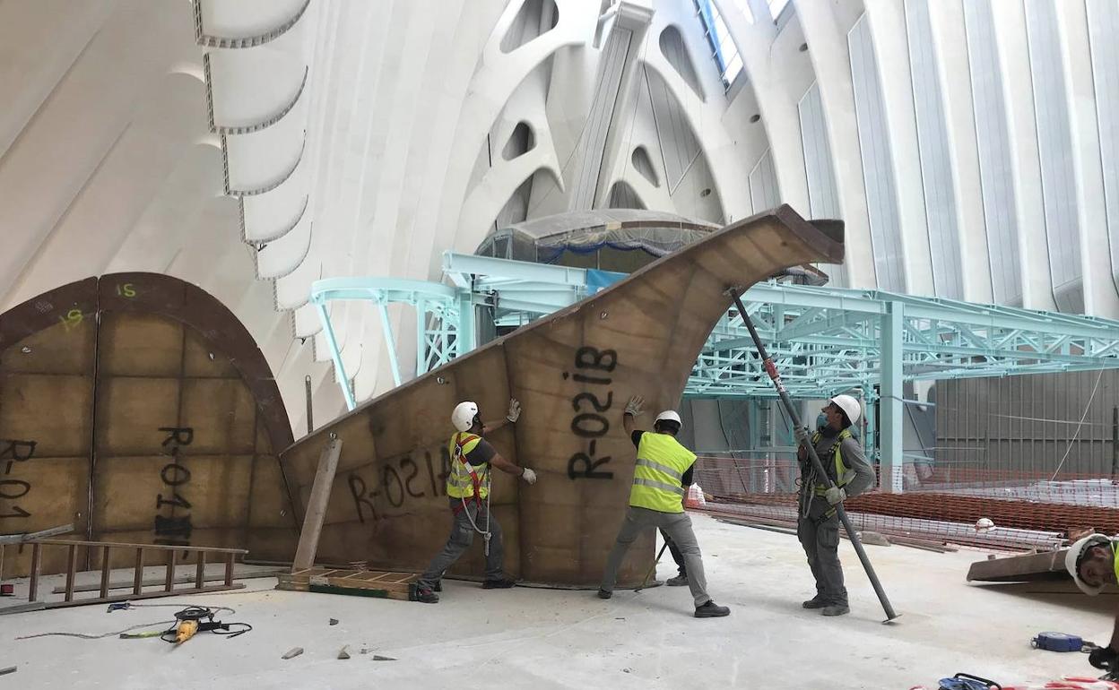 Los operarios trabajan en el interior del Ágora. 