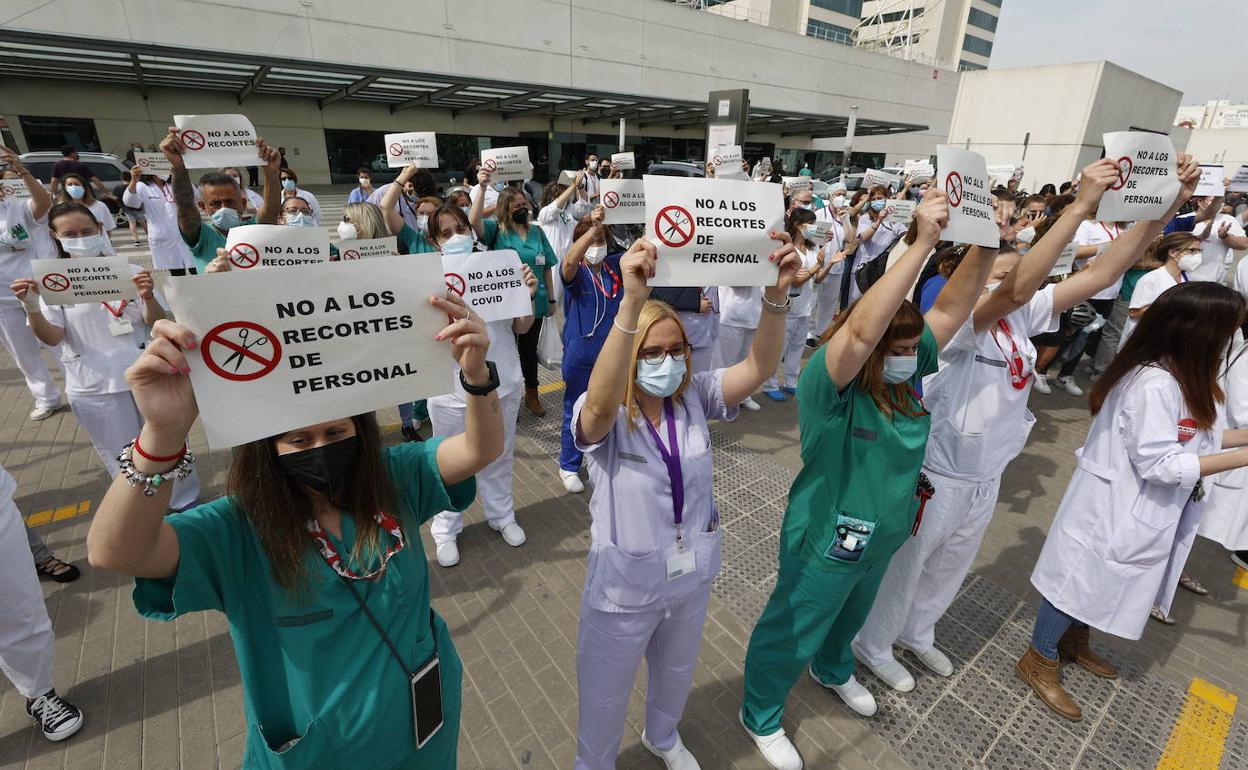 Protesta de sanitarios tras el cese de parte de los refuerzos Covid.