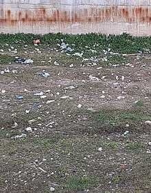 Imagen secundaria 2 - Trastos abandonados, restos de barbacoas al aire libre y zonas verdes sucias. 